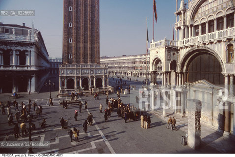 Localizzazione:..VENEZIA / S. MARCO..Oggetto:..Soggetto:..PIAZZA SAN MARCO..Cronologia: ....Definizione Culturale:..   Autore: ....   Stile:....   Editori/Stampatori:..   Committenza:..Materia e Tecnica:....Collocazione:..Note:..MONUMENTALE..Riproduzione Fotografica:..Graziano Arici/Rosebud2 .Copyright:..Graziano Arici/Rosebud2 .Data:..1985..Costo:..A..