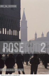 Localizzazione:..VENEZIA / S. MARCO..Oggetto:..Soggetto:..PIAZZA SAN MARCO / PIAZZETTA VERSO S. GIORGIO..Cronologia: ....Definizione Culturale:..   Autore: ....   Stile:....   Editori/Stampatori:..   Committenza:..Materia e Tecnica:....Collocazione:..Note:..MONUMENTALE..Riproduzione Fotografica:..Graziano Arici/Rosebud2 .Copyright:..Graziano Arici/Rosebud2 .Data:..1990..Costo:..A..