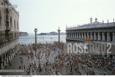 Localizzazione:..VENEZIA / S. MARCO..Oggetto:..Soggetto:..PIAZZA SAN MARCO / PIAZZETTA COLONNE MARCO E TODARO LIBRERIA SANSOVINIANA BACINO..Cronologia: ....Definizione Culturale:..   Autore: ....   Stile:....   Editori/Stampatori:..   Committenza:..Materia e Tecnica:....Collocazione:..Note:..MONUMENTALE..Riproduzione Fotografica:..Graziano Arici/Rosebud2 .Copyright:..Graziano Arici/Rosebud2 .Data:..1990..Costo:..A..