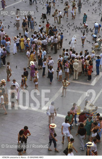 Localizzazione:..VENEZIA / S. MARCO..Oggetto:..Soggetto:..PIAZZA SAN MARCO / PIAZZETTA TURISTI SELCIATO..Cronologia: ....Definizione Culturale:..   Autore: ....   Stile:....   Editori/Stampatori:..   Committenza:..Materia e Tecnica:..PIETRA D ISTRIA..Collocazione:..Note:..MONUMENTALE..Riproduzione Fotografica:..Graziano Arici/Rosebud2 .Copyright:..Graziano Arici/Rosebud2 .Data:..1990..Costo:..A..