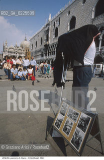 Localizzazione:..VENEZIA / S. MARCO..Oggetto:..Soggetto:..PIAZZA SAN MARCO / PIAZZETTA TURISTI FOTOGRAFO PALAZZO DUCALE..Cronologia: ....Definizione Culturale:..   Autore: ....   Stile:....   Editori/Stampatori:..   Committenza:..Materia e Tecnica:....Collocazione:..Note:..MONUMENTALE..Riproduzione Fotografica:..Graziano Arici/Rosebud2 .Copyright:..Graziano Arici/Rosebud2 .Data:..1990..Costo:..A..