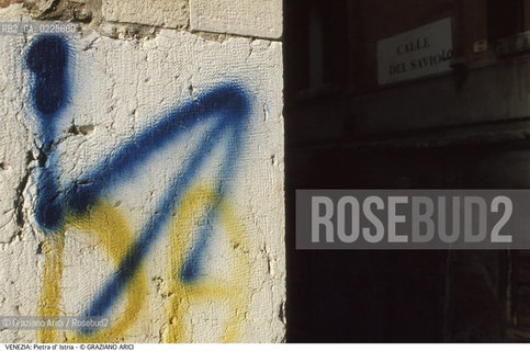 Localizzazione:..VENEZIA / S. MARCO..Oggetto:..Soggetto:..GRAFFITI SU PIETRA D ISTRIA..Cronologia: ....Definizione Culturale:..   Autore: ....   Stile:....   Editori/Stampatori:..   Committenza:..Materia e Tecnica:....Collocazione:..Note:..MONUMENTALE..Riproduzione Fotografica:..Graziano Arici/Rosebud2 .Copyright:..Graziano Arici/Rosebud2 .Data:..1995..Costo:..A..