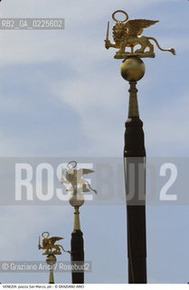 Localizzazione:..VENEZIA / S. MARCO..Oggetto:..Soggetto:..PIAZZA SAN MARCO / PILI PORTA BANDIERA LEONI..Cronologia: ....Definizione Culturale:..   Autore: ....   Stile:....   Editori/Stampatori:..   Committenza:..Materia e Tecnica:....Collocazione:..Note:..MONUMENTALE..Riproduzione Fotografica:..Graziano Arici/Rosebud2 .Copyright:..Graziano Arici/Rosebud2 .Data:..1990..Costo:..A..