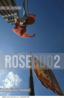 Localizzazione:..VENEZIA / S. MARCO..Oggetto:..Soggetto:..PIAZZA SAN MARCO / PILI PORTA BANDIERA LEONE CAMPANILE..Cronologia: ....Definizione Culturale:..   Autore: ....   Stile:....   Editori/Stampatori:..   Committenza:..Materia e Tecnica:....Collocazione:..Note:..MONUMENTALE..Riproduzione Fotografica:..Graziano Arici/Rosebud2 .Copyright:..Graziano Arici/Rosebud2 .Data:..1990..Costo:..A..