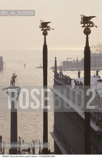 Localizzazione:..VENEZIA / S. MARCO..Oggetto:..Soggetto:..PIAZZA SAN MARCO / PILI PORTA BANDIERA LEONI BACINO S. TODARO LIBRERIA SANSOVINIANA NEVE INVERNO..Cronologia: ....Definizione Culturale:..   Autore: ....   Stile:....   Editori/Stampatori:..   Committenza:..Materia e Tecnica:....Collocazione:..Note:..MONUMENTALE..Riproduzione Fotografica:..Graziano Arici/Rosebud2 .Copyright:..Graziano Arici/Rosebud2 .Data:..1990..Costo:..A..