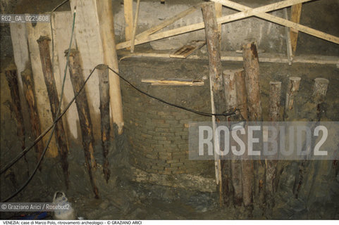 Localizzazione:..VENEZIA / CANNAREGIO..Oggetto:..Soggetto:..TEATRO MALIBRAN / CASE DI MARCO POLO / PALI POZZO..Cronologia: ....Definizione Culturale:..   Autore: ....   Stile:....   Editori/Stampatori:..   Committenza:..Materia e Tecnica:....Collocazione:..Note:..MONUMENTALE ARCHEOLOGIA..Riproduzione Fotografica:..Graziano Arici/Rosebud2 .Copyright:..Graziano Arici/Rosebud2 .Data:..1998..Costo:..A..