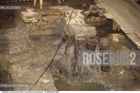 Localizzazione:..VENEZIA / CANNAREGIO..Oggetto:..Soggetto:..TEATRO MALIBRAN / CASE DI MARCO POLO / PALI..Cronologia: ....Definizione Culturale:..   Autore: ....   Stile:....   Editori/Stampatori:..   Committenza:..Materia e Tecnica:....Collocazione:..Note:..MONUMENTALE ARCHEOLOGIA..Riproduzione Fotografica:..Graziano Arici/Rosebud2 .Copyright:..Graziano Arici/Rosebud2 .Data:..1998..Costo:..A..