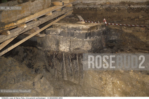 Localizzazione:..VENEZIA / CANNAREGIO..Oggetto:..Soggetto:..TEATRO MALIBRAN / CASE DI MARCO POLO..Cronologia: ....Definizione Culturale:..   Autore: ....   Stile:....   Editori/Stampatori:..   Committenza:..Materia e Tecnica:....Collocazione:..Note:..MONUMENTALE ARCHEOLOGIA..Riproduzione Fotografica:..Graziano Arici/Rosebud2 .Copyright:..Graziano Arici/Rosebud2 .Data:..1998..Costo:..A..