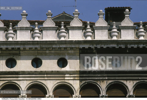 Localizzazione:..VENEZIA / S. MARCO..Oggetto:..Soggetto:..PIAZZA SAN MARCO / PROCURATIE VECCHIE RESTAURO..Cronologia: ..XVI SECOLO..Definizione Culturale:..   Autore: ..BARTOLOMEO BON..JACOPO SANSOVINO..   Stile:....   Editori/Stampatori:..   Committenza:..Materia e Tecnica:..MARMO..Collocazione:..Note:..MONUMENTALE..Riproduzione Fotografica:..Graziano Arici/Rosebud2 .Copyright:..Graziano Arici/Rosebud2 .Data:..1990..Costo:..A..
