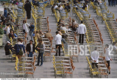 Localizzazione:..VENEZIA / S. MARCO..Oggetto:..Soggetto:..PIAZZA SAN MARCO / PLATEATICO CAFFE QUADRI / TURISTI TAVOLINI CAMERIERI..Cronologia: ....Definizione Culturale:..   Autore: ....   Stile:....   Editori/Stampatori:..   Committenza:..Materia e Tecnica:....Collocazione:..Note:..MONUMENTALE..Riproduzione Fotografica:..Graziano Arici/Rosebud2 .Copyright:..Graziano Arici/Rosebud2 .Data:..1990..Costo:..A..