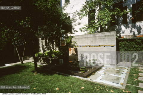 Localizzazione:..VENEZIA / CASTELLO..Oggetto:..Soggetto:..PALAZZO QUERINI STAMPALIA / GIARDINO..Cronologia: ..XX SECOLO..Definizione Culturale:..   Autore: ..CARLO SCARPA..   Stile:....   Editori/Stampatori:..   Committenza:..Materia e Tecnica:....Collocazione:..Note:..MONUMENTALE..Riproduzione Fotografica:..Graziano Arici/Rosebud2 .Copyright:..Graziano Arici/Rosebud2 .Data:..1995..Costo:..A..