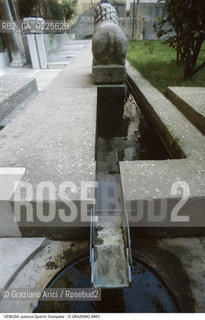Localizzazione:..VENEZIA / CASTELLO..Oggetto:..Soggetto:..PALAZZO QUERINI STAMPALIA / GIARDINO..Cronologia: ..XX SECOLO..Definizione Culturale:..   Autore: ..CARLO SCARPA..   Stile:....   Editori/Stampatori:..   Committenza:..Materia e Tecnica:....Collocazione:..Note:..MONUMENTALE..Riproduzione Fotografica:..Graziano Arici/Rosebud2 .Copyright:..Graziano Arici/Rosebud2 .Data:..1995..Costo:..A..