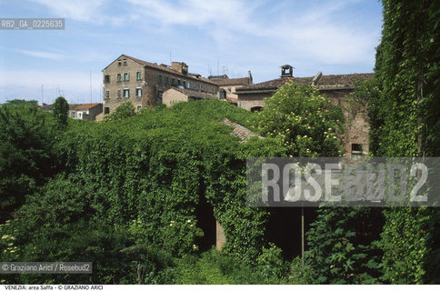 Localizzazione:..VENEZIA / CANNAREGIO..Oggetto:..Soggetto:..EX AREA SAFFA..Cronologia: ..XIX SECOLO..Definizione Culturale:..   Autore: ....   Stile:....   Editori/Stampatori:..   Committenza:..Materia e Tecnica:....Collocazione:..Note:..MONUMENTALE ARCHEOLOGIA INDUSTRIALE..Riproduzione Fotografica:..Graziano Arici/Rosebud2 .Copyright:..Graziano Arici/Rosebud2 .Data:..1985..Costo:..A..