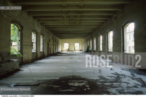 Localizzazione:..VENEZIA / CANNAREGIO..Oggetto:..Soggetto:..EX AREA SAFFA / CAPANNONE..Cronologia: ..XIX SECOLO..Definizione Culturale:..   Autore: ....   Stile:....   Editori/Stampatori:..   Committenza:..Materia e Tecnica:....Collocazione:..Note:..MONUMENTALE ARCHEOLOGIA INDUSTRIALE..Riproduzione Fotografica:..Graziano Arici/Rosebud2 .Copyright:..Graziano Arici/Rosebud2 .Data:..1985..Costo:..A..