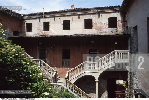 Localizzazione:..VENEZIA / CANNAREGIO..Oggetto:..Soggetto:..EX AREA SAFFA / FABBRICHE..Cronologia: ..XIX SECOLO..Definizione Culturale:..   Autore: ....   Stile:....   Editori/Stampatori:..   Committenza:..Materia e Tecnica:....Collocazione:..Note:..MONUMENTALE ARCHEOLOGIA INDUSTRIALE..Riproduzione Fotografica:..Graziano Arici/Rosebud2 .Copyright:..Graziano Arici/Rosebud2 .Data:..1985..Costo:..A..