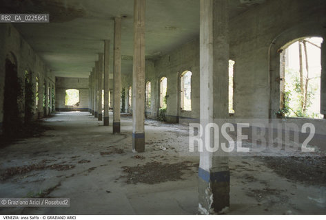 Localizzazione:..VENEZIA / CANNAREGIO..Oggetto:..Soggetto:..EX AREA SAFFA / CAPANNONE..Cronologia: ..XIX SECOLO..Definizione Culturale:..   Autore: ....   Stile:....   Editori/Stampatori:..   Committenza:..Materia e Tecnica:....Collocazione:..Note:..MONUMENTALE ARCHEOLOGIA INDUSTRIALE..Riproduzione Fotografica:..Graziano Arici/Rosebud2 .Copyright:..Graziano Arici/Rosebud2 .Data:..1985..Costo:..A..