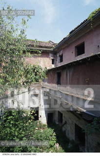 Localizzazione:..VENEZIA / CANNAREGIO..Oggetto:..Soggetto:..EX AREA SAFFA / FABBRICHE..Cronologia: ..XIX SECOLO..Definizione Culturale:..   Autore: ....   Stile:....   Editori/Stampatori:..   Committenza:..Materia e Tecnica:....Collocazione:..Note:..MONUMENTALE ARCHEOLOGIA INDUSTRIALE..Riproduzione Fotografica:..Graziano Arici/Rosebud2 .Copyright:..Graziano Arici/Rosebud2 .Data:..1985..Costo:..A..