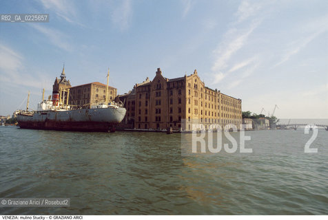 Localizzazione:..VENEZIA / ISOLA DELLA GIUDECCA..Oggetto:..Soggetto:..MULINO STUCKY / CANALE DELLA GIUDECCA E DEI LAVRANERI / NAVE..Cronologia: ..XIX XX SECOLO..Definizione Culturale:..   Autore: ..ERNEST WULLEKOPF..   Stile:....   Editori/Stampatori:..   Committenza:..Materia e Tecnica:..MATTONI..Collocazione:..Note:..MONUMENTALE ARCHEOLOGIA INDUSTRIALE..Riproduzione Fotografica:..Graziano Arici/Rosebud2 .Copyright:..Graziano Arici/Rosebud2 .Data:..1985..Costo:..A..