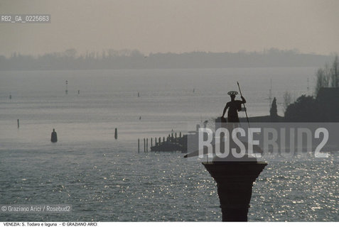 Localizzazione:..VENEZIA / S. MARCO..Oggetto:..Soggetto:..PIAZZA SAN MARCO / S. TODARO E LAGUNA..Cronologia: ....Definizione Culturale:..   Autore: ....   Stile:....   Editori/Stampatori:..   Committenza:..Materia e Tecnica:....Collocazione:..Note:..MONUMENTALE..Riproduzione Fotografica:..Graziano Arici/Rosebud2 .Copyright:..Graziano Arici/Rosebud2 .Data:..1990..Costo:..A..