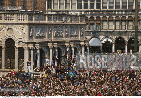 Localizzazione:..VENEZIA / S. MARCO..Oggetto:..Soggetto:..PIAZZA SAN MARCO / TURISTI LOGGETTA DEL SANSOVINO..Cronologia: ....Definizione Culturale:..   Autore: ....   Stile:....   Editori/Stampatori:..   Committenza:..Materia e Tecnica:....Collocazione:..Note:..MONUMENTALE..Riproduzione Fotografica:..Graziano Arici/Rosebud2 .Copyright:..Graziano Arici/Rosebud2 .Data:..1990..Costo:..A..