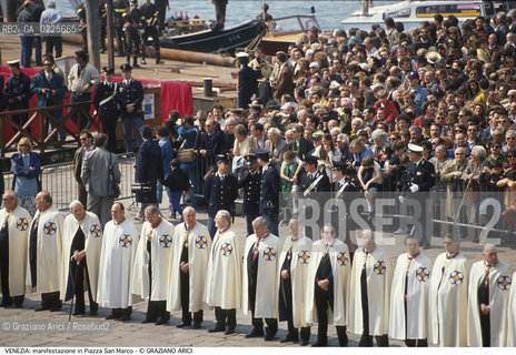 Localizzazione:..VENEZIA / S. MARCO..Oggetto:..Soggetto:..PIAZZA SAN MARCO / MANIFESTAZIONE CAVALIERI DI S. MARCO TURISTI..Cronologia: ....Definizione Culturale:..   Autore: ....   Stile:....   Editori/Stampatori:..   Committenza:..Materia e Tecnica:....Collocazione:..Note:..MONUMENTALE..Riproduzione Fotografica:..Graziano Arici/Rosebud2 .Copyright:..Graziano Arici/Rosebud2 .Data:..1990..Costo:..A..