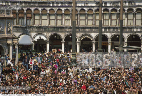 Localizzazione:..VENEZIA / S. MARCO..Oggetto:..Soggetto:..PIAZZA SAN MARCO / TURISTI PROCURATIE VECCHIE..Cronologia: ....Definizione Culturale:..   Autore: ....   Stile:....   Editori/Stampatori:..   Committenza:..Materia e Tecnica:....Collocazione:..Note:..MONUMENTALE..Riproduzione Fotografica:..Graziano Arici/Rosebud2 .Copyright:..Graziano Arici/Rosebud2 .Data:..1990..Costo:..A..