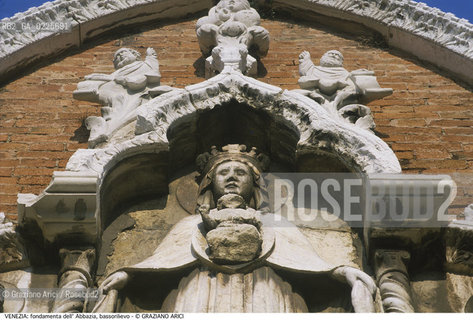 Localizzazione:..VENEZIA / CANNAREGIO..Oggetto:..Soggetto:..FONDAMENTA DELL ABBAZIA / S. MARIA DELLA MISERICORDIA / VALVERDE / PARTICOLARE DI BASSORILIEVO MADONNA DELLA MISERICORDIA ..Cronologia: ..XIV SECOLO..Definizione Culturale:..   Autore: ....   Stile:....   Editori/Stampatori:..   Committenza:..Materia e Tecnica:....Collocazione:..Note:..MONUMENTALE..Riproduzione Fotografica:..Graziano Arici/Rosebud2 .Copyright:..Graziano Arici/Rosebud2 .Data:..1990..Costo:..A..