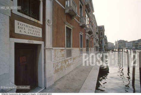 Localizzazione:..VENEZIA / S. MARCO..Oggetto:..Soggetto:..FONDAMENTA DEL TEATRO A S. ANGELO / CANAL GRANDE..Cronologia: ....Definizione Culturale:..   Autore: ....   Stile:....   Editori/Stampatori:..   Committenza:..Materia e Tecnica:....Collocazione:..Note:..MONUMENTALE..Riproduzione Fotografica:..Graziano Arici/Rosebud2 .Copyright:..Graziano Arici/Rosebud2 .Data:..1995..Costo:..A..