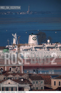 Localizzazione:..VENEZIA / CASTELLO..Oggetto:..Soggetto:..ARSENALE NAVE LAGUNA BURANO..Cronologia: ....Definizione Culturale:..   Autore: ....   Stile:....   Editori/Stampatori:..   Committenza:..Materia e Tecnica:....Collocazione:..Note:..MONUMENTALE DALL ALTO..Riproduzione Fotografica:..Graziano Arici/Rosebud2 .Copyright:..Graziano Arici/Rosebud2 .Data:..1990..Costo:..A..