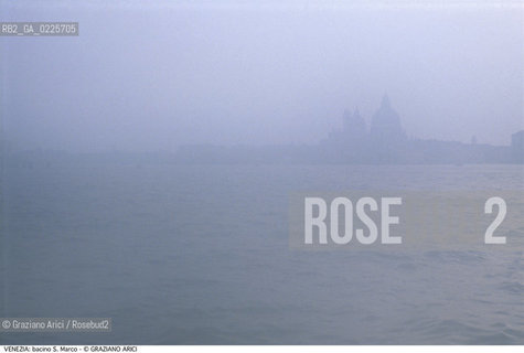 Localizzazione:..VENEZIA..Oggetto:..Soggetto:..BACINO SAN MARCO E SALUTE NEBBIA INVERNO..Cronologia: ....Definizione Culturale:..   Autore: ....   Stile:....   Editori/Stampatori:..   Committenza:..Materia e Tecnica:....Collocazione:..Note:..MONUMENTALE SKYLINE..Riproduzione Fotografica:..Graziano Arici/Rosebud2 .Copyright:..Graziano Arici/Rosebud2 .Data:..1995..Costo:..A..