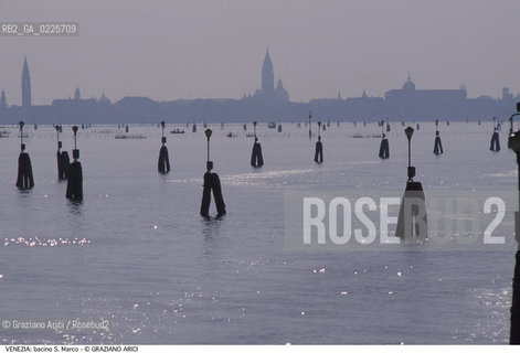 Localizzazione:..VENEZIA..Oggetto:..Soggetto:..BACINO SAN MARCO..Cronologia: ....Definizione Culturale:..   Autore: ....   Stile:....   Editori/Stampatori:..   Committenza:..Materia e Tecnica:....Collocazione:..Note:..MONUMENTALE SKYLINE..Riproduzione Fotografica:..Graziano Arici/Rosebud2 .Copyright:..Graziano Arici/Rosebud2 .Data:..1995..Costo:..A..