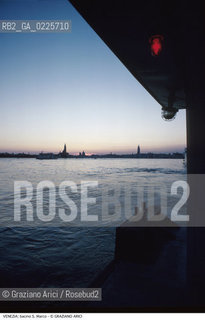 Localizzazione:..VENEZIA..Oggetto:..Soggetto:..BACINO SAN MARCO..Cronologia: ....Definizione Culturale:..   Autore: ....   Stile:....   Editori/Stampatori:..   Committenza:..Materia e Tecnica:....Collocazione:..Note:..MONUMENTALE SKYLINE..Riproduzione Fotografica:..Graziano Arici/Rosebud2 .Copyright:..Graziano Arici/Rosebud2 .Data:..1995..Costo:..A..