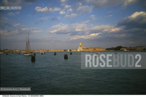 Localizzazione:..VENEZIA..Oggetto:..Soggetto:..BACINO SAN MARCO E S. GIORGIO..Cronologia: ....Definizione Culturale:..   Autore: ....   Stile:....   Editori/Stampatori:..   Committenza:..Materia e Tecnica:....Collocazione:..Note:..MONUMENTALE SKYLINE..Riproduzione Fotografica:..Graziano Arici/Rosebud2 .Copyright:..Graziano Arici/Rosebud2 .Data:..1995..Costo:..A..