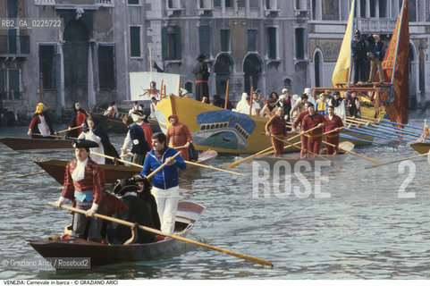 Localizzazione:..VENEZIA..Oggetto:..Soggetto:..CORTEO ACQUEO IN MASCHERA CARNEVALE BARCHE..Cronologia: ....Definizione Culturale:..   Autore: ....   Stile:....   Editori/Stampatori:..   Committenza:..Materia e Tecnica:....Collocazione:..Note:....Riproduzione Fotografica:..Graziano Arici/Rosebud2 .Copyright:..Graziano Arici/Rosebud2 .Data:..1982..Costo:..A..