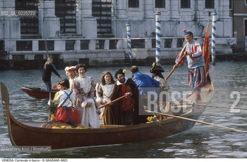 Localizzazione:..VENEZIA..Oggetto:..Soggetto:..MASCHERE CARNEVALE BARCA..Cronologia: ....Definizione Culturale:..   Autore: ....   Stile:....   Editori/Stampatori:..   Committenza:..Materia e Tecnica:....Collocazione:..Note:....Riproduzione Fotografica:..Graziano Arici/Rosebud2 .Copyright:..Graziano Arici/Rosebud2 .Data:..1982..Costo:..A..