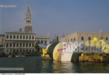 Localizzazione:..VENEZIA / S. MARCO..Oggetto:..Soggetto:..CARNEVALE BOTTIGLIA IN BACINO..Cronologia: ....Definizione Culturale:..   Autore: ....   Stile:....   Editori/Stampatori:..   Committenza:..Materia e Tecnica:....Collocazione:..Note:....Riproduzione Fotografica:..Graziano Arici/Rosebud2 .Copyright:..Graziano Arici/Rosebud2 .Data:..1990..Costo:..A..