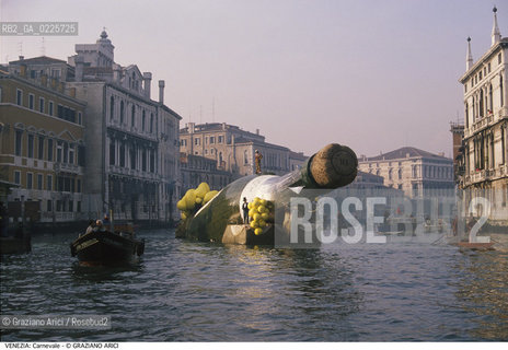 Localizzazione:..VENEZIA..Oggetto:..Soggetto:..CARNEVALE BOTTIGLIA IN CANAL GRANDE..Cronologia: ....Definizione Culturale:..   Autore: ....   Stile:....   Editori/Stampatori:..   Committenza:..Materia e Tecnica:....Collocazione:..Note:....Riproduzione Fotografica:..Graziano Arici/Rosebud2 .Copyright:..Graziano Arici/Rosebud2 .Data:..1990..Costo:..A..
