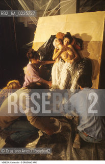 Localizzazione:..VENEZIA..Oggetto:..Soggetto:..PERFORMANCE DI CARNEVALE CALCO SCULTURA SENO..Cronologia: ....Definizione Culturale:..   Autore: ....   Stile:....   Editori/Stampatori:..   Committenza:..Materia e Tecnica:....Collocazione:..Note:....Riproduzione Fotografica:..Graziano Arici/Rosebud2 .Copyright:..Graziano Arici/Rosebud2 .Data:..1980..Costo:..A..