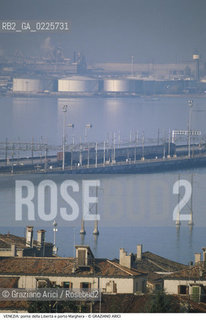 Localizzazione:..VENEZIA..Oggetto:..Soggetto:..PONTE DELLA LIBERTA E PORTO MARGHERA FABBRICHE INDUSTRIE..Cronologia: ....Definizione Culturale:..   Autore: ....   Stile:....   Editori/Stampatori:..   Committenza:..Materia e Tecnica:....Collocazione:..Note:..MONUMENTALE DALL ALTO..Riproduzione Fotografica:..Graziano Arici/Rosebud2 .Copyright:..Graziano Arici/Rosebud2 .Data:..1990..Costo:..A..