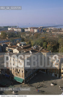 Localizzazione:..VENEZIA / CANNAREGIO..Oggetto:..Soggetto:..CAMPO S. GEREMIA..Cronologia: ....Definizione Culturale:..   Autore: ....   Stile:....   Editori/Stampatori:..   Committenza:..Materia e Tecnica:....Collocazione:..Note:..MONUMENTALE DALL ALTO..Riproduzione Fotografica:..Graziano Arici/Rosebud2 .Copyright:..Graziano Arici/Rosebud2 .Data:..1990..Costo:..A..