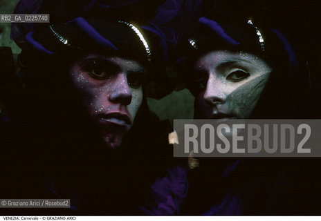 Localizzazione:..VENEZIA..Oggetto:..Soggetto:..CARNEVALE MASCHERE..Cronologia: ....Definizione Culturale:..   Autore: ....   Stile:....   Editori/Stampatori:..   Committenza:..Materia e Tecnica:....Collocazione:..Note:....Riproduzione Fotografica:..Graziano Arici/Rosebud2 .Copyright:..Graziano Arici/Rosebud2 .Data:..1995..Costo:..A..