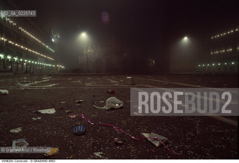 Localizzazione:..VENEZIA / S. MARCO..Oggetto:..Soggetto:..CARNEVALE PIAZZA SAN MARCO IL GIORNO DOPO RIFIUTI IMMONDIZIE DEGRADO..Cronologia: ....Definizione Culturale:..   Autore: ....   Stile:....   Editori/Stampatori:..   Committenza:..Materia e Tecnica:....Collocazione:..Note:....Riproduzione Fotografica:..Graziano Arici/Rosebud2 .Copyright:..Graziano Arici/Rosebud2 .Data:..1990..Costo:..A..