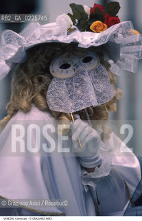 Localizzazione:..VENEZIA..Oggetto:..Soggetto:..CARNEVALE MASCHERA FIORI..Cronologia: ....Definizione Culturale:..   Autore: ....   Stile:....   Editori/Stampatori:..   Committenza:..Materia e Tecnica:....Collocazione:..Note:....Riproduzione Fotografica:..Graziano Arici/Rosebud2 .Copyright:..Graziano Arici/Rosebud2 .Data:..1995..Costo:..A..