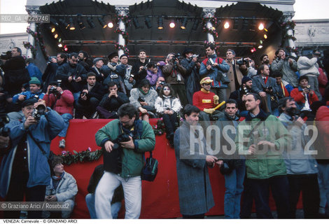Localizzazione:..VENEZIA / S. MARCO..Oggetto:..Soggetto:..CARNEVALE FOTOGRAFI SUL PALCO IN PIAZZA SAN MARCO..Cronologia: ....Definizione Culturale:..   Autore: ....   Stile:....   Editori/Stampatori:..   Committenza:..Materia e Tecnica:....Collocazione:..Note:....Riproduzione Fotografica:..Graziano Arici/Rosebud2 .Copyright:..Graziano Arici/Rosebud2 .Data:..1995..Costo:..A..