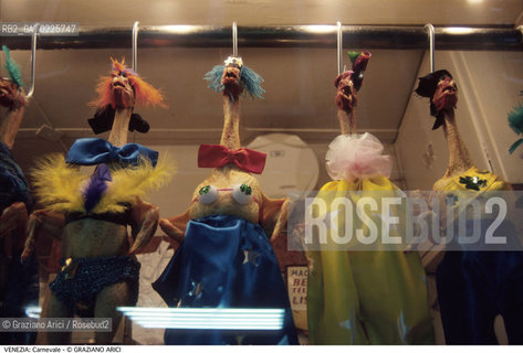 Localizzazione:..VENEZIA / S. POLO..Oggetto:..Soggetto:..CARNEVALE VETRINA DI MACELLERIA A RIALTO CON POLLI E GALLINE IN MASCHERA..Cronologia: ....Definizione Culturale:..   Autore: ....   Stile:....   Editori/Stampatori:..   Committenza:..Materia e Tecnica:....Collocazione:..Note:....Riproduzione Fotografica:..Graziano Arici/Rosebud2 .Copyright:..Graziano Arici/Rosebud2 .Data:..1995..Costo:..A..