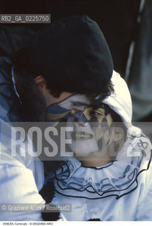 Localizzazione:..VENEZIA..Oggetto:..Soggetto:..CARNEVALE MASCHERE PIERROT..Cronologia: ....Definizione Culturale:..   Autore: ....   Stile:....   Editori/Stampatori:..   Committenza:..Materia e Tecnica:....Collocazione:..Note:....Riproduzione Fotografica:..Graziano Arici/Rosebud2 .Copyright:..Graziano Arici/Rosebud2 .Data:..1985..Costo:..A..