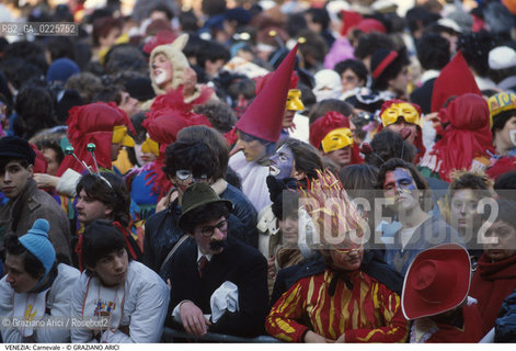 Localizzazione:..VENEZIA..Oggetto:..Soggetto:..CARNEVALE MASCHERE FOLLA..Cronologia: ....Definizione Culturale:..   Autore: ....   Stile:....   Editori/Stampatori:..   Committenza:..Materia e Tecnica:....Collocazione:..Note:....Riproduzione Fotografica:..Graziano Arici/Rosebud2 .Copyright:..Graziano Arici/Rosebud2 .Data:..1985..Costo:..A..