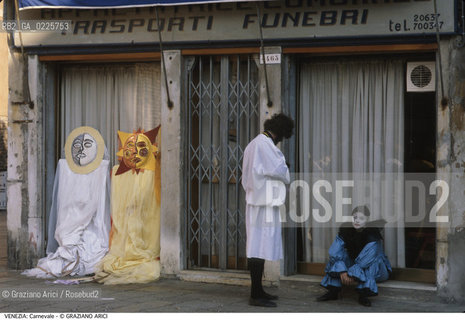 Localizzazione:..VENEZIA / CANNAREGIO..Oggetto:..Soggetto:..CARNEVALE MASCHERE PIERROT SOLE LUNA TRASPORTI FUNEBRI..Cronologia: ....Definizione Culturale:..   Autore: ....   Stile:....   Editori/Stampatori:..   Committenza:..Materia e Tecnica:....Collocazione:..Note:....Riproduzione Fotografica:..Graziano Arici/Rosebud2 .Copyright:..Graziano Arici/Rosebud2 .Data:..1983..Costo:..A..