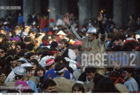 Localizzazione:..VENEZIA / S. MARCO..Oggetto:..Soggetto:..CARNEVALE MASCHERE FOLLA IN PIAZZA SAN MARCO ..Cronologia: ....Definizione Culturale:..   Autore: ....   Stile:....   Editori/Stampatori:..   Committenza:..Materia e Tecnica:....Collocazione:..Note:....Riproduzione Fotografica:..Graziano Arici/Rosebud2 .Copyright:..Graziano Arici/Rosebud2 .Data:..1986..Costo:..A..