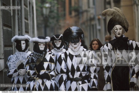 Localizzazione:..VENEZIA..Oggetto:..Soggetto:..CARNEVALE MASCHERE..Cronologia: ....Definizione Culturale:..   Autore: ....   Stile:....   Editori/Stampatori:..   Committenza:..Materia e Tecnica:....Collocazione:..Note:....Riproduzione Fotografica:..Graziano Arici/Rosebud2 .Copyright:..Graziano Arici/Rosebud2 .Data:..1987..Costo:..A..